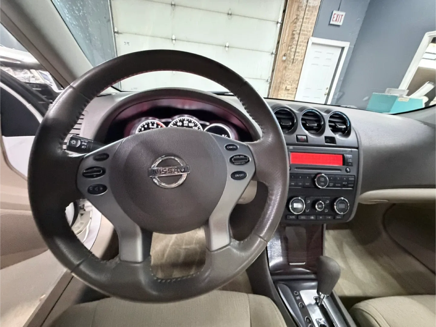 2010 Nissan Altima 2.5S - White Sedan image indicator(2)