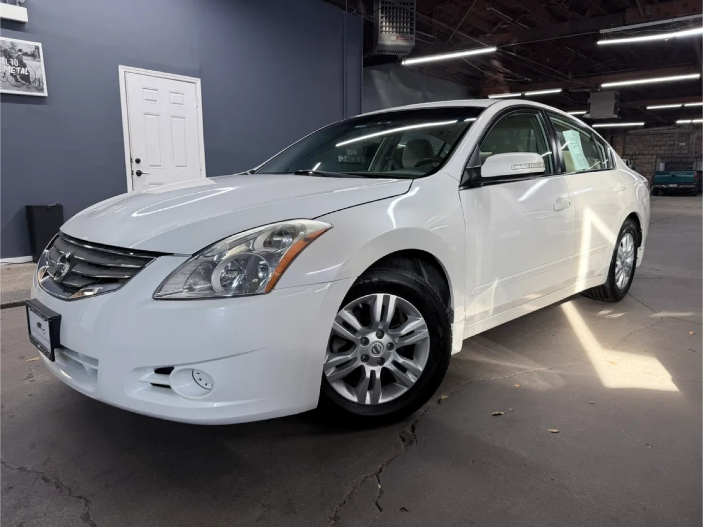 2010 Nissan Altima 2.5S - White Sedan image indicator(8)