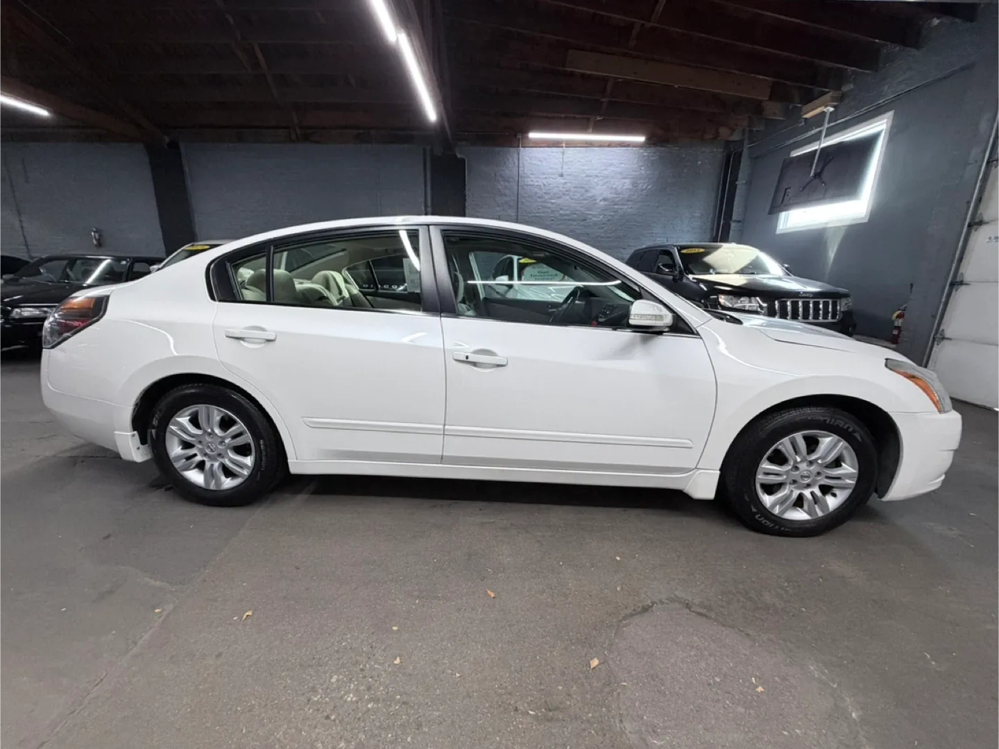 2010 Nissan Altima 2.5S - White Sedan image indicator(7)