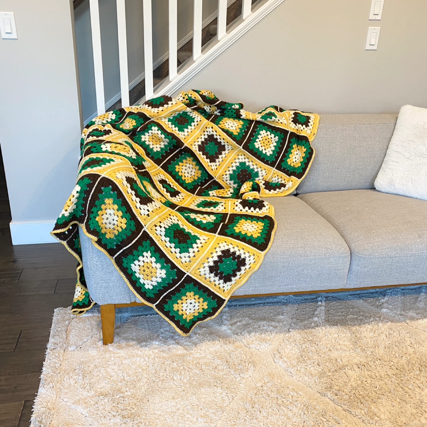 🥕Vtg. Granny Square Crochet Blanket Throw 73x61 - photo 3