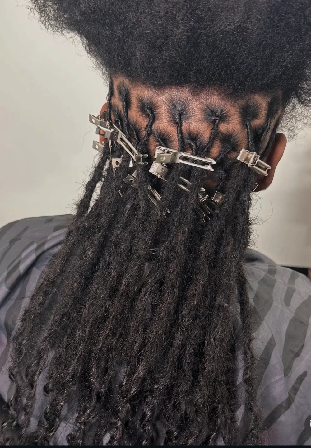 Instant Locs Install image indicator(2)