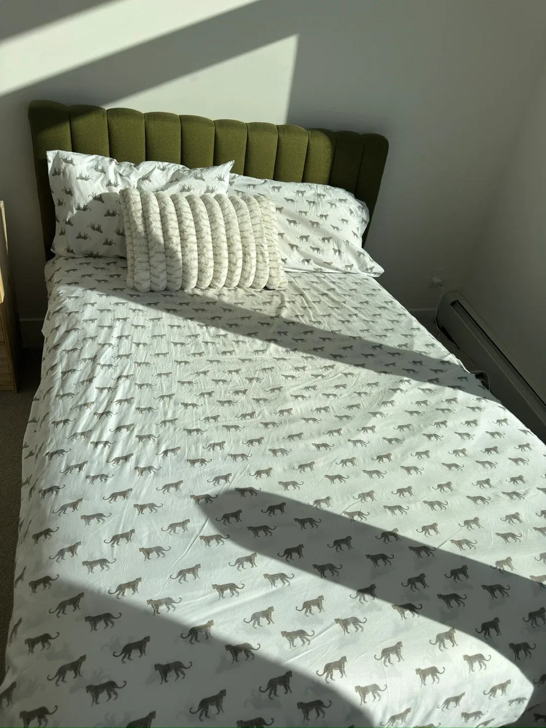 Queen Size Bed with Olive Green Headboard image indicator(4)