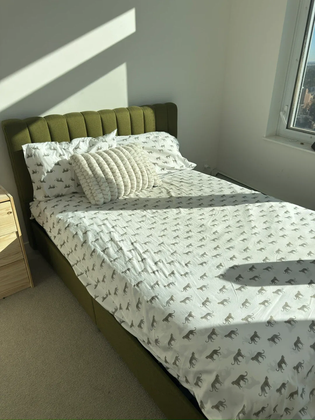 Queen Size Bed with Olive Green Headboard image indicator(3)