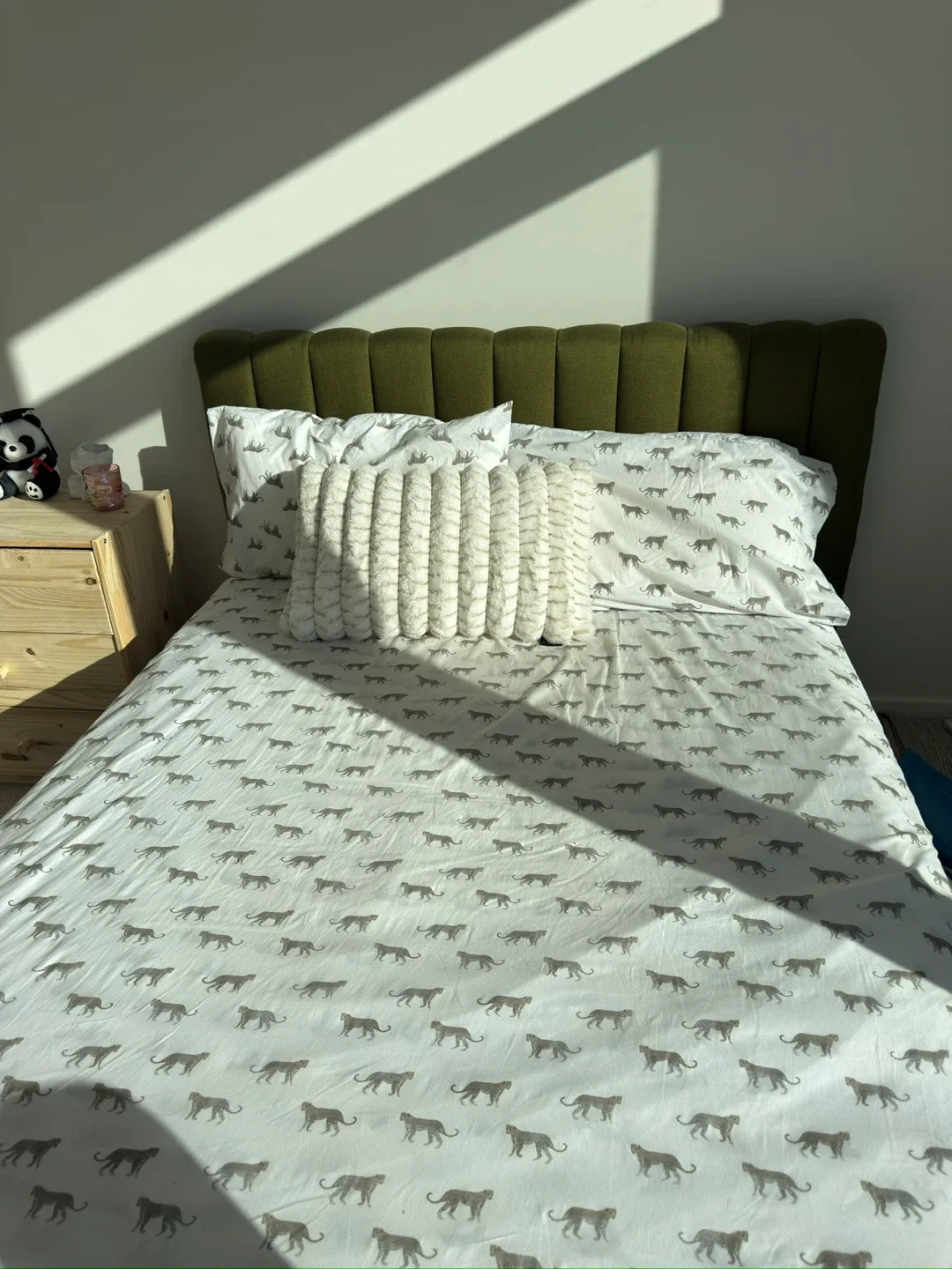 Queen Size Bed with Olive Green Headboard image indicator(2)