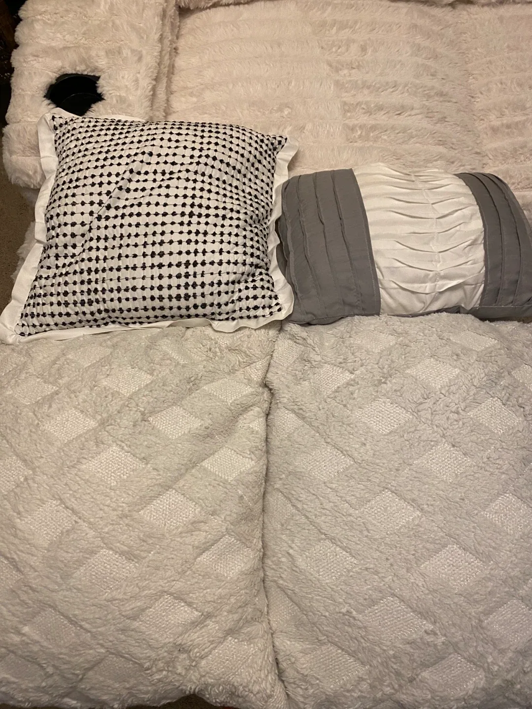 Decorative Pillows 🥕 thumbnail
