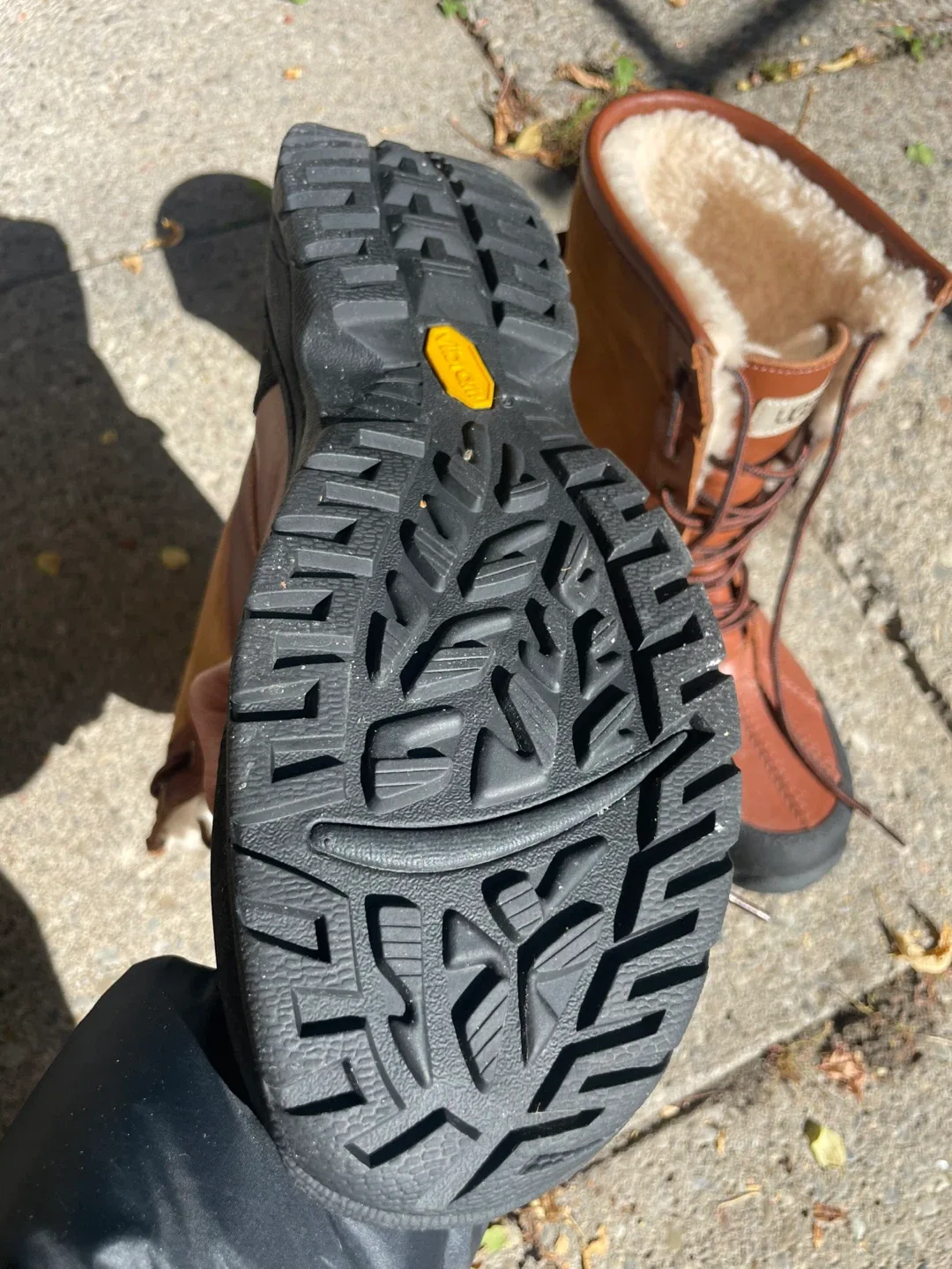 UGG Qowmedyakqonv Boots Size 8.5 image indicator(2)