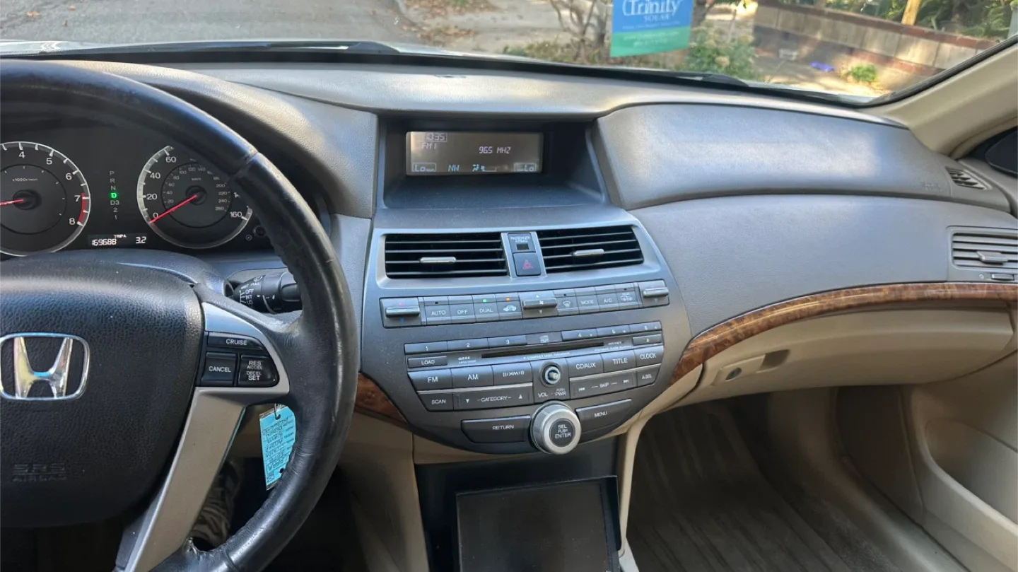 Honda Accord - White Sedan image indicator(6)