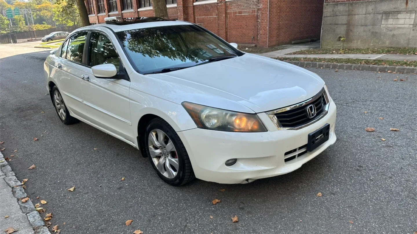 Honda Accord - White Sedan image indicator(3)