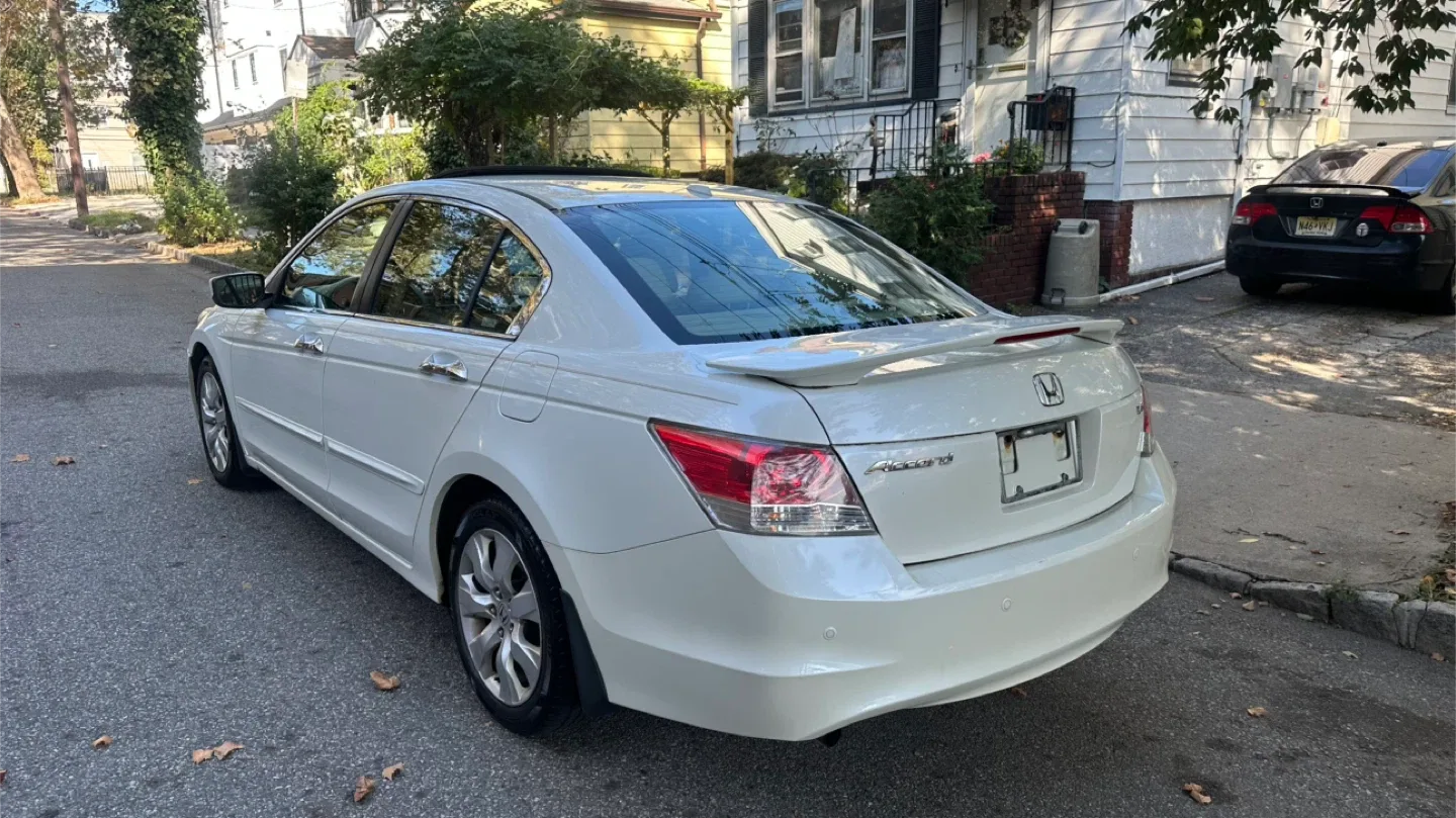 Honda Accord - White Sedan image indicator(5)