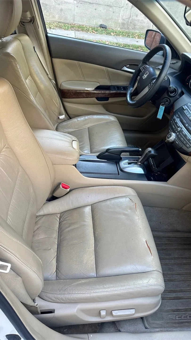 Honda Accord - White Sedan image indicator(7)