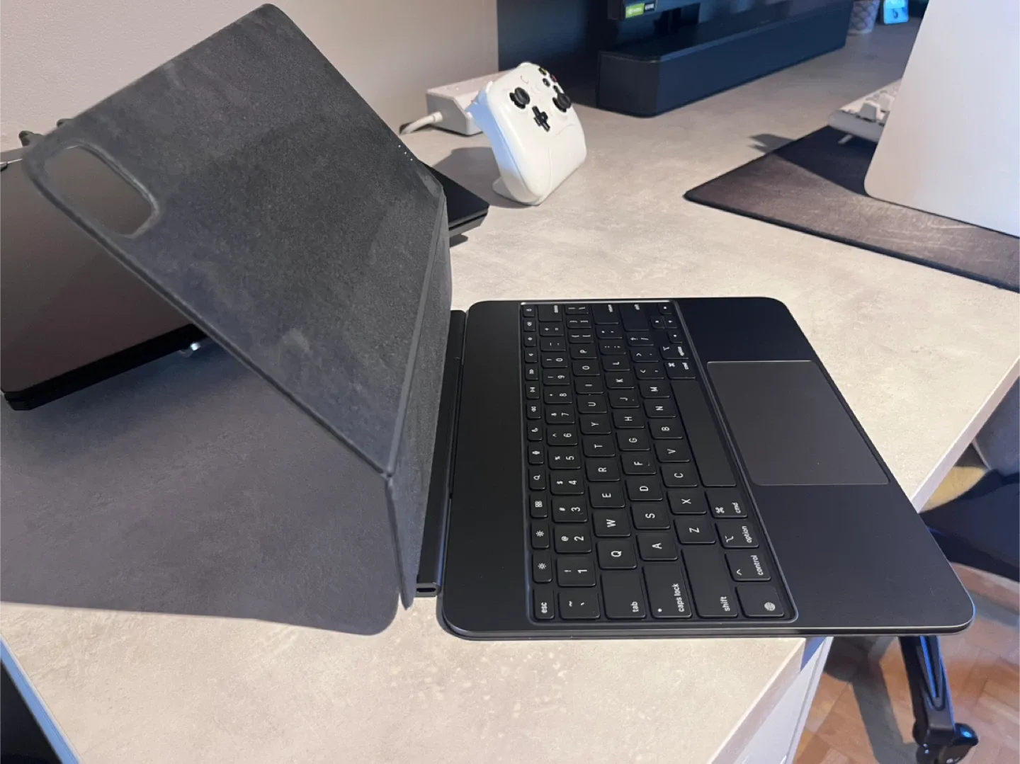 Apple iPad Magic Keyboard M4 version 13” image indicator(2)