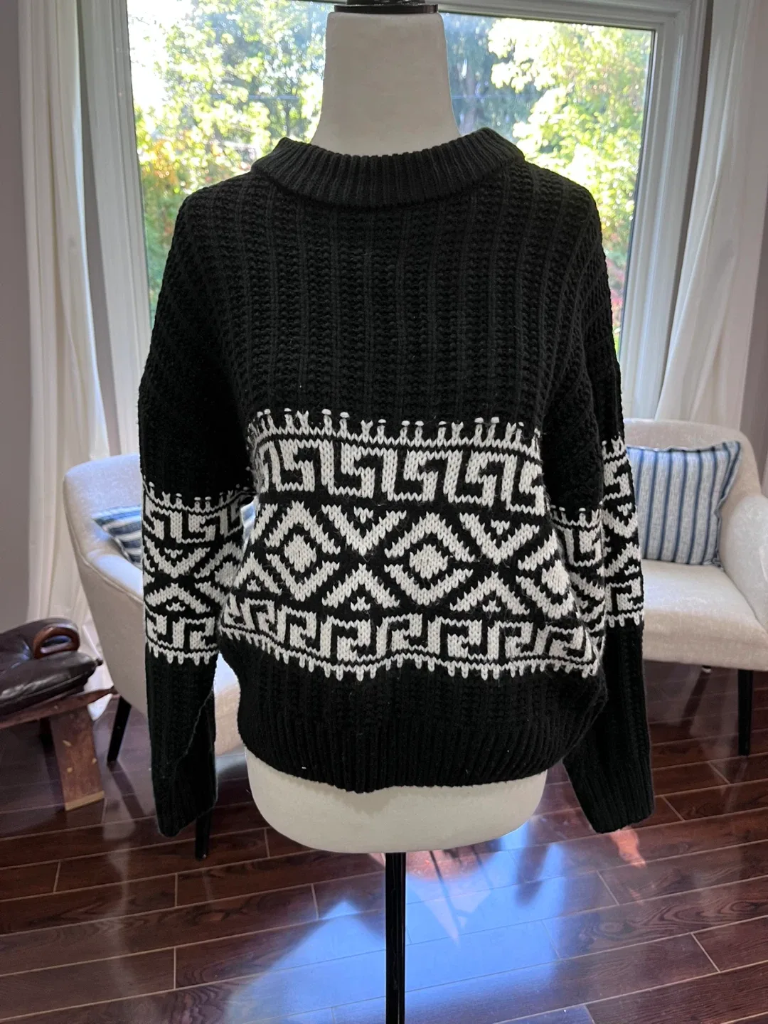 Suzy Shier Black & White Sweater thumbnail