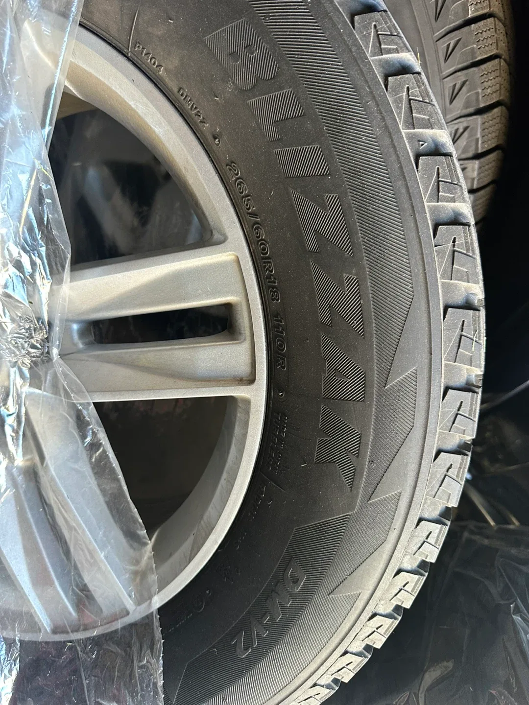 Set of 4 Blizzak DM-V2 Winter Tires 265/60R18 image indicator(3)