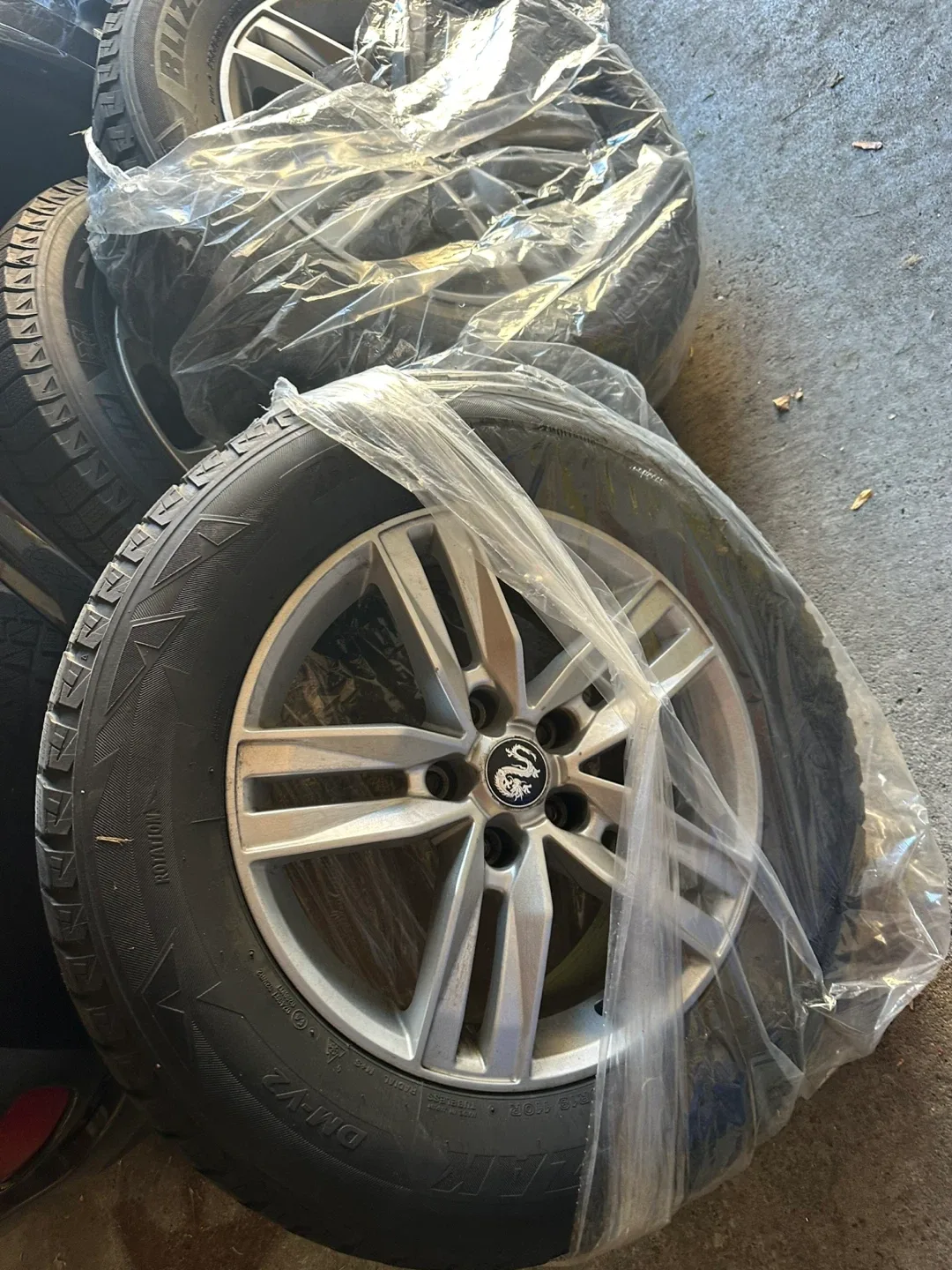 Set of 4 Blizzak DM-V2 Winter Tires 265/60R18 image indicator(2)