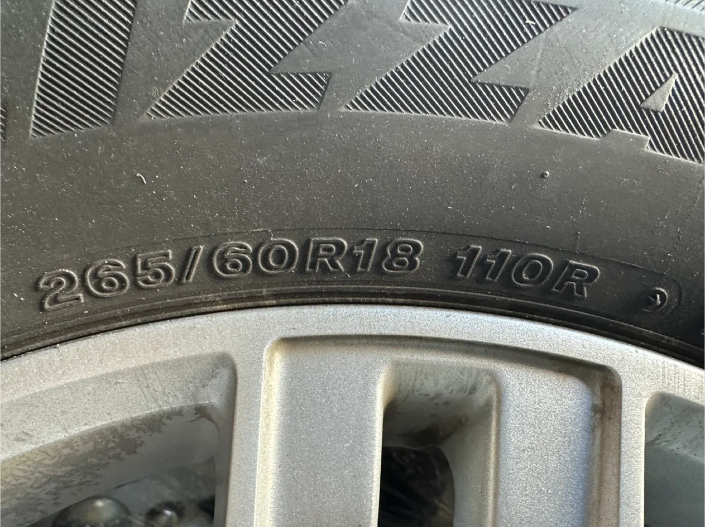 Set of 4 Blizzak DM-V2 Winter Tires 265/60R18 image indicator(4)