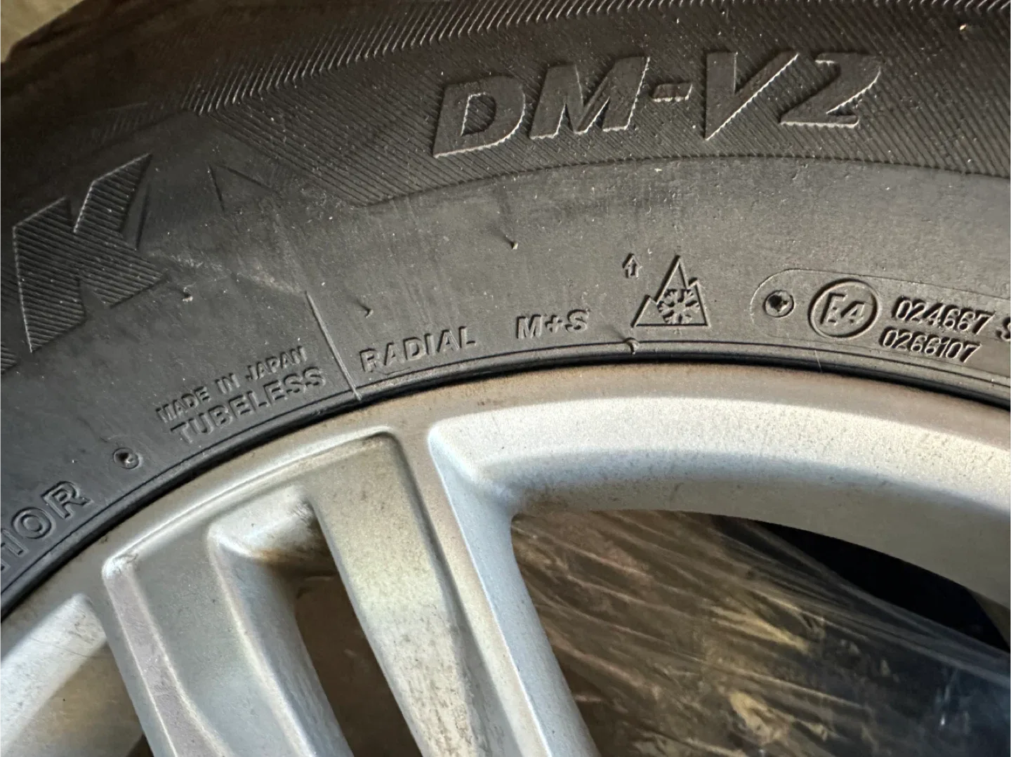 Set of 4 Blizzak DM-V2 Winter Tires 265/60R18 image indicator(5)