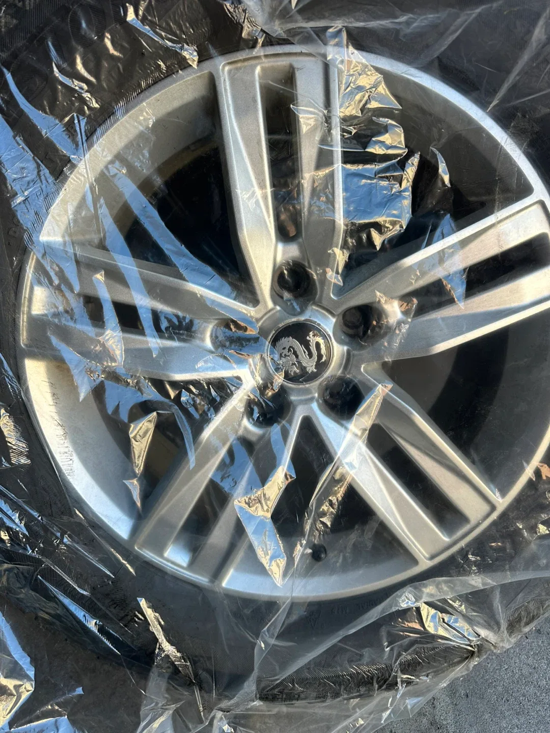 Set of 4 Blizzak DM-V2 Winter Tires 265/60R18 image indicator(6)