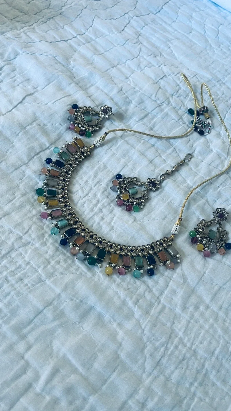 Necklace, Earrings, and Tikka Set image indicator(3)