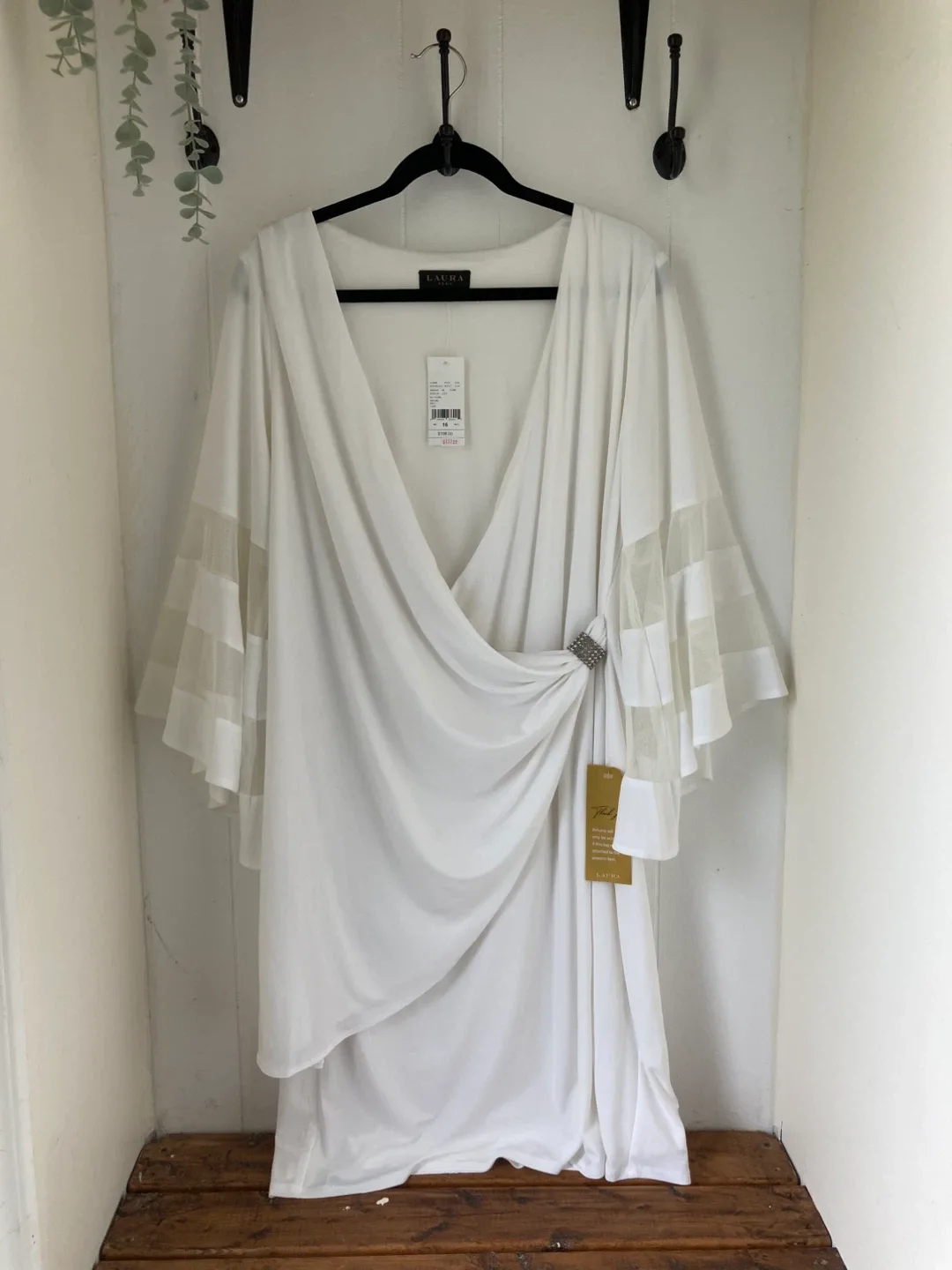 Brand New Laura Plus White Sleeved Dress - size 16 image indicator(2)