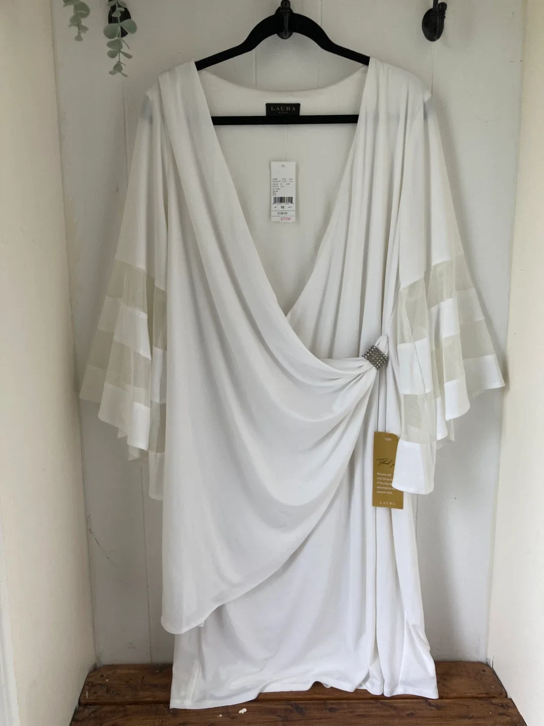 Brand New Laura Plus White Sleeved Dress - size 16 image indicator(7)