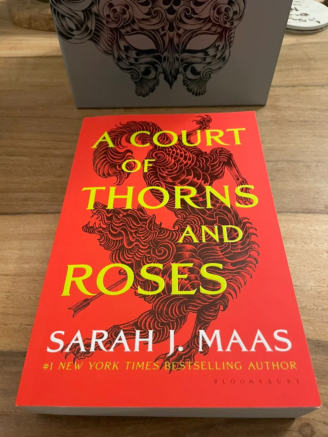 A Court of Thorns and Roses -  Sarah J. Maas - Paperback Set image indicator(3)