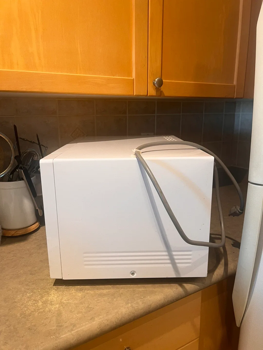 Magic Chef White Countertop Microwave image indicator(6)