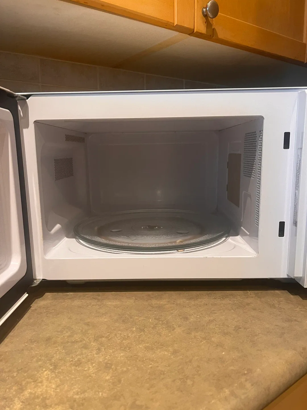 Magic Chef White Countertop Microwave image indicator(2)