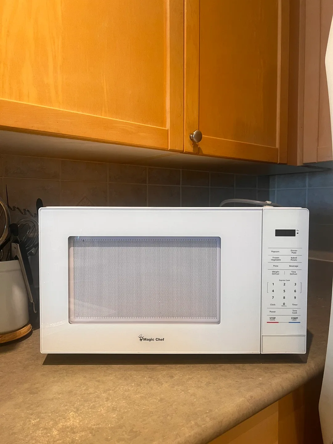 Magic Chef White Countertop Microwave thumbnail