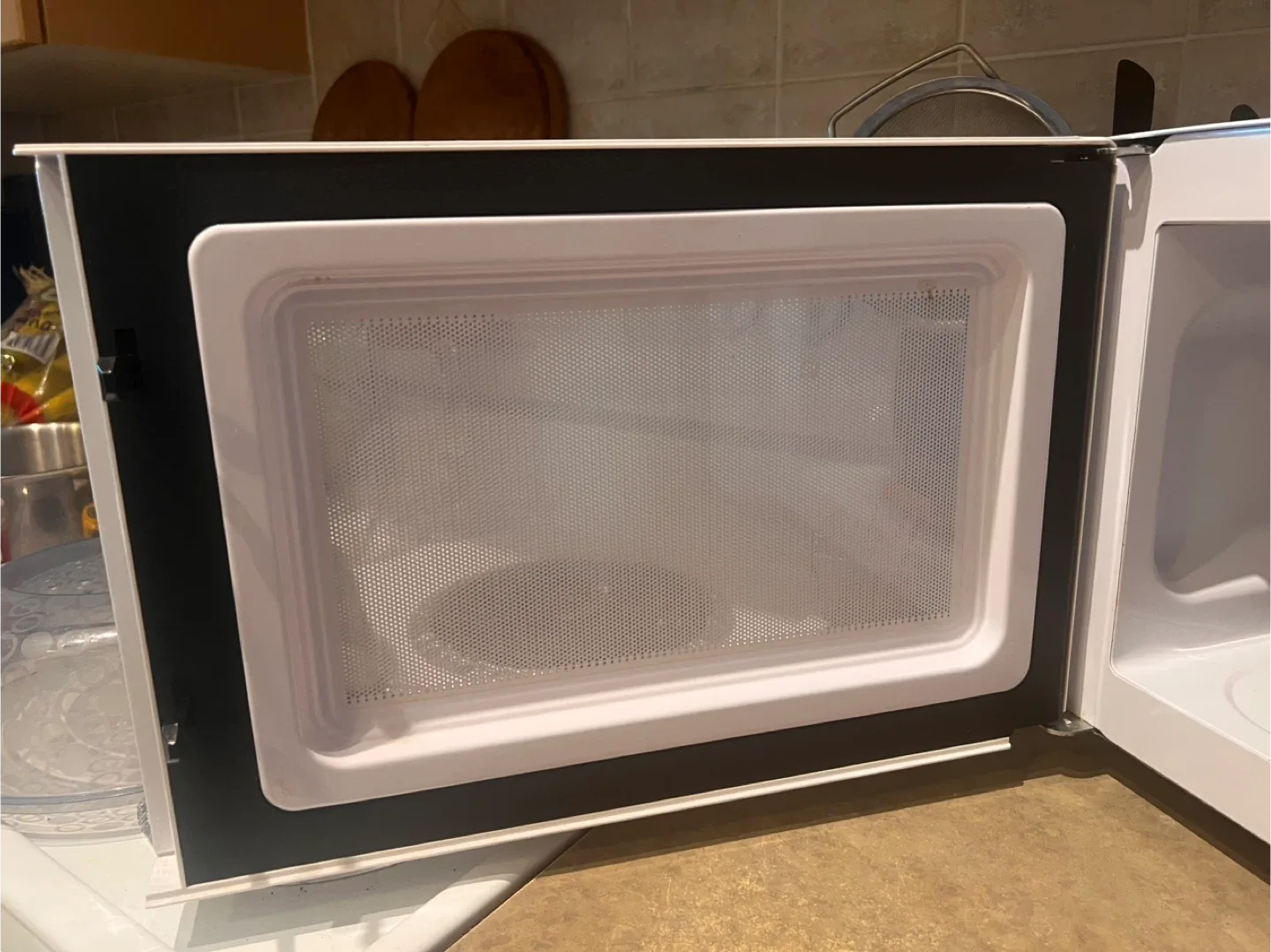 Magic Chef White Countertop Microwave image indicator(4)