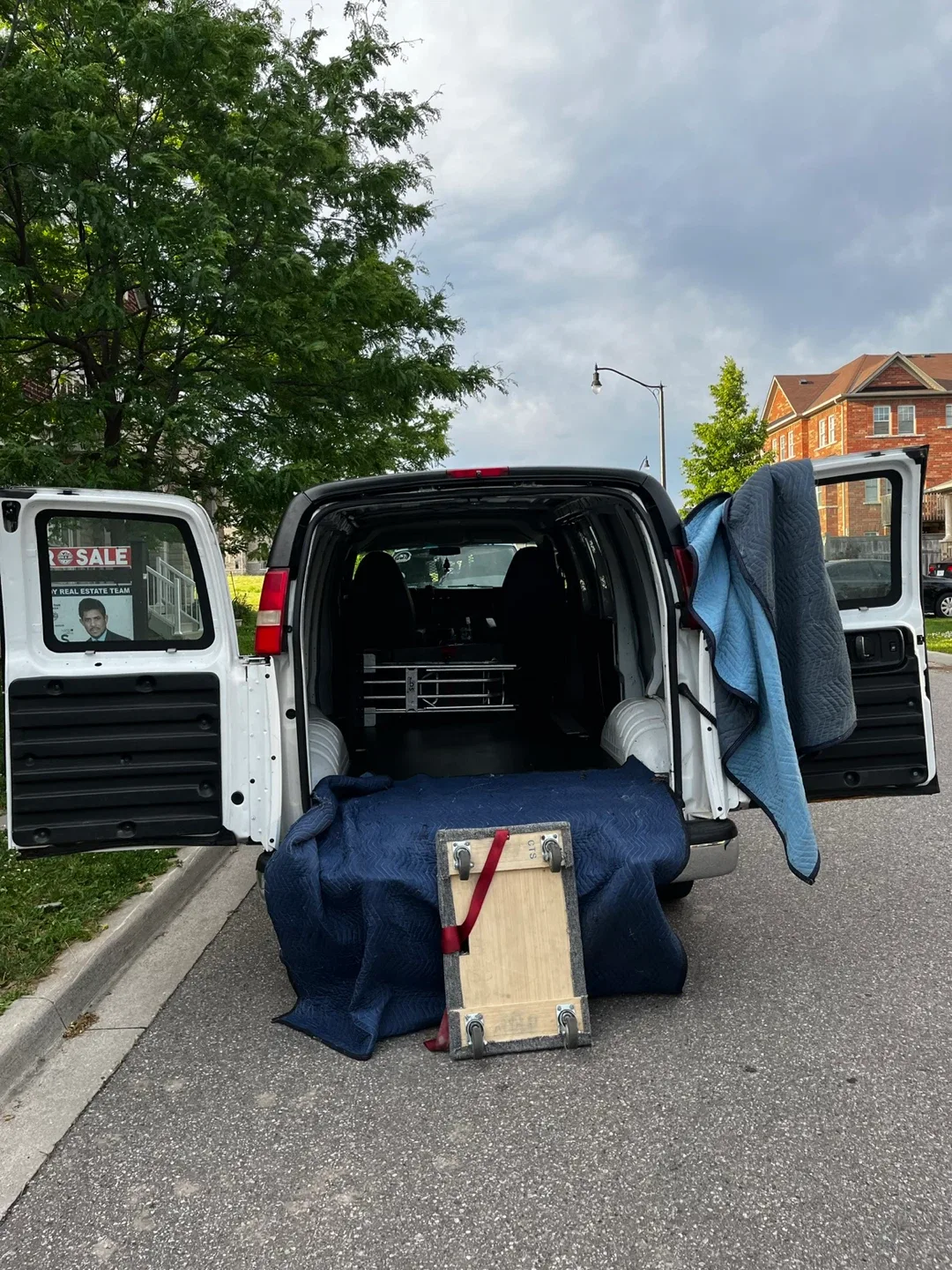 CARGO VAN .M.O.V.I.N.G.