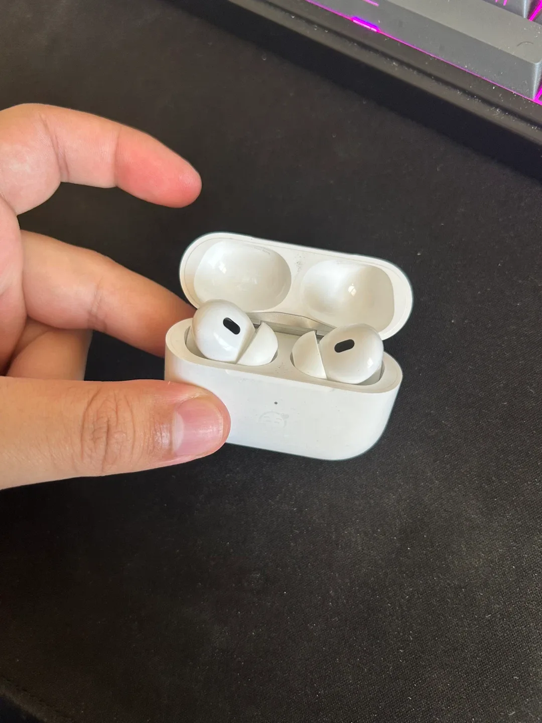 Apple AirPods Pro 2nd Generation - Like New image indicator(2)