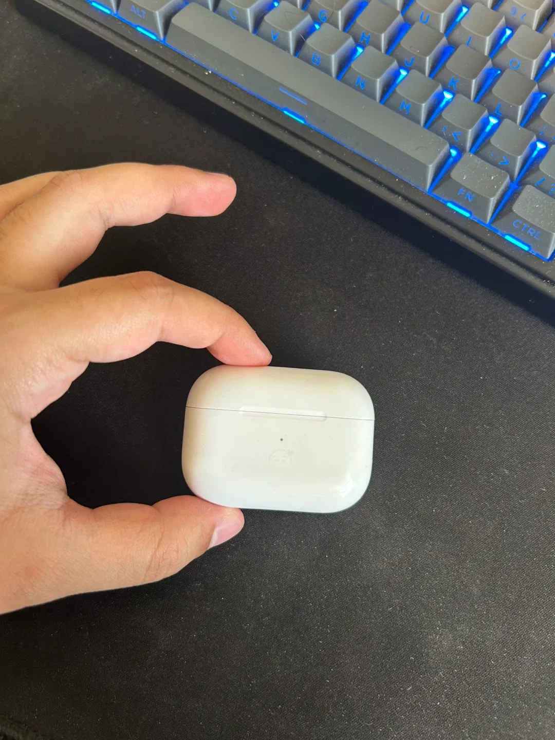 Apple AirPods Pro 2nd Generation - Like New image indicator(4)