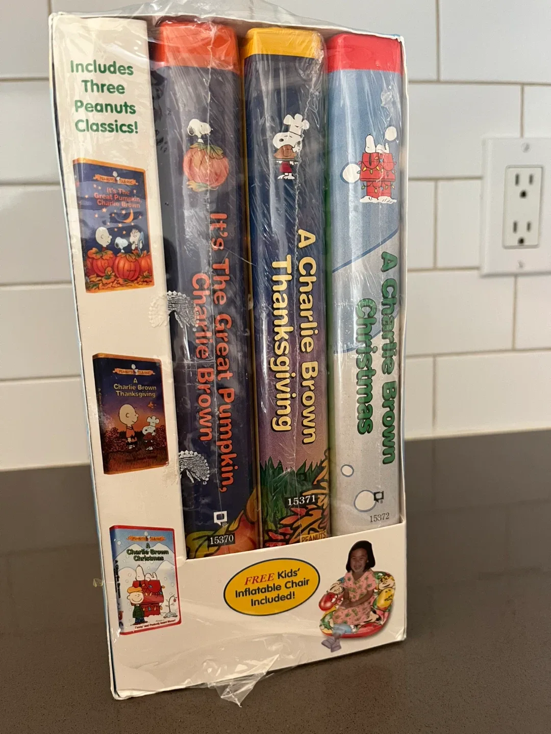 Vintage Sealed Peanuts Classic Holiday Collection VHS - New image indicator(2)