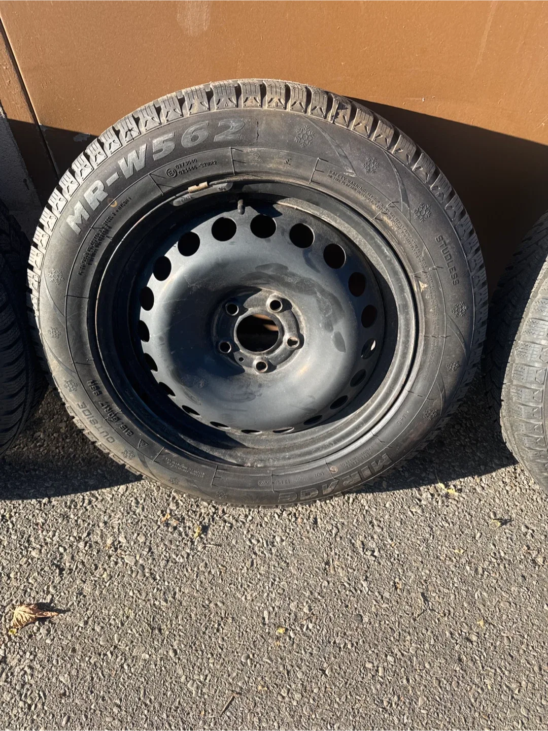 Set of 4 Mirage MR-W562 Winter Tires 215/60R17 image indicator(4)