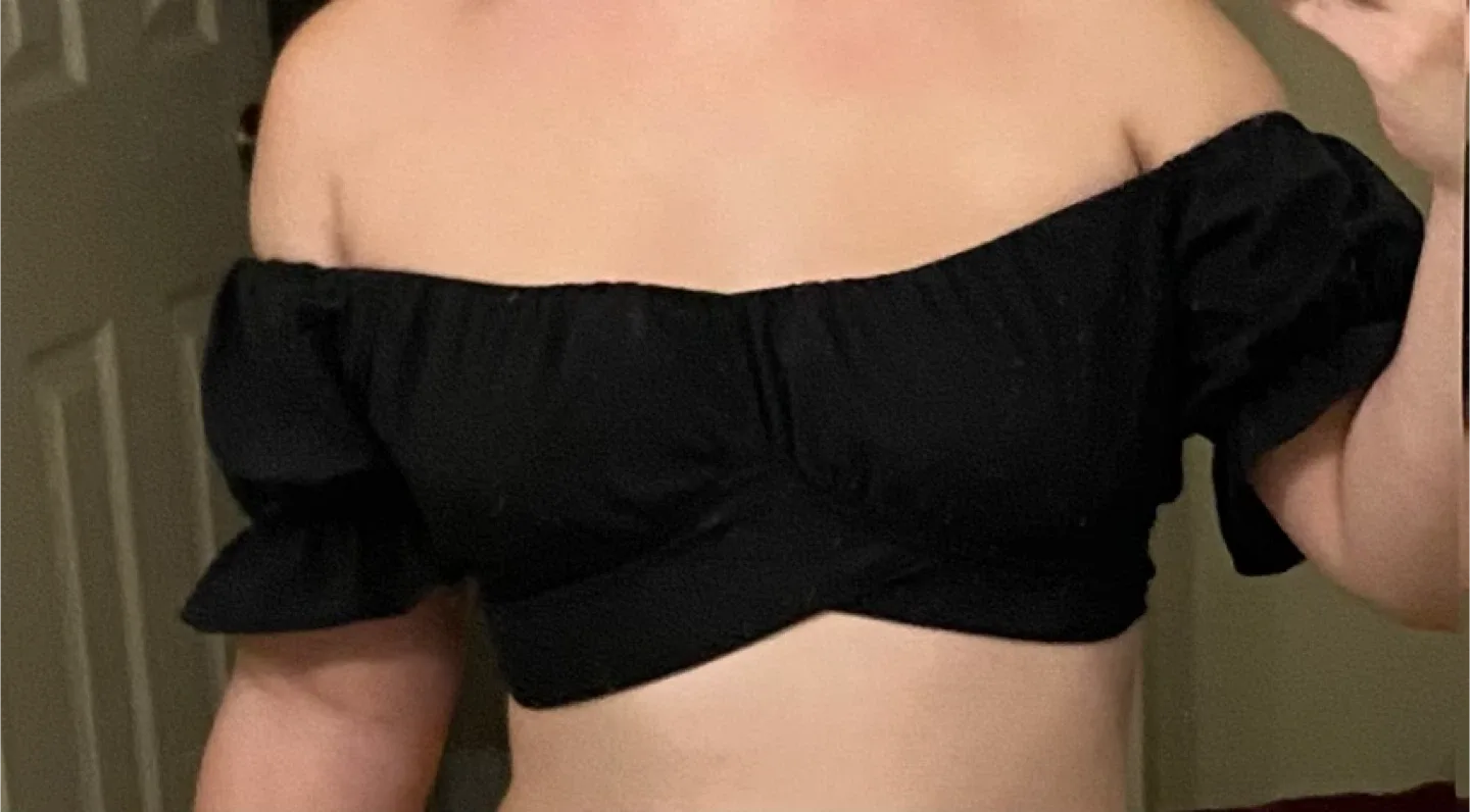 Black Off-the-Shoulder Crop Top image indicator(2)