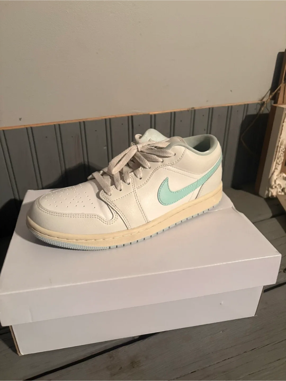 Women’s Jordans size 9 image indicator(2)