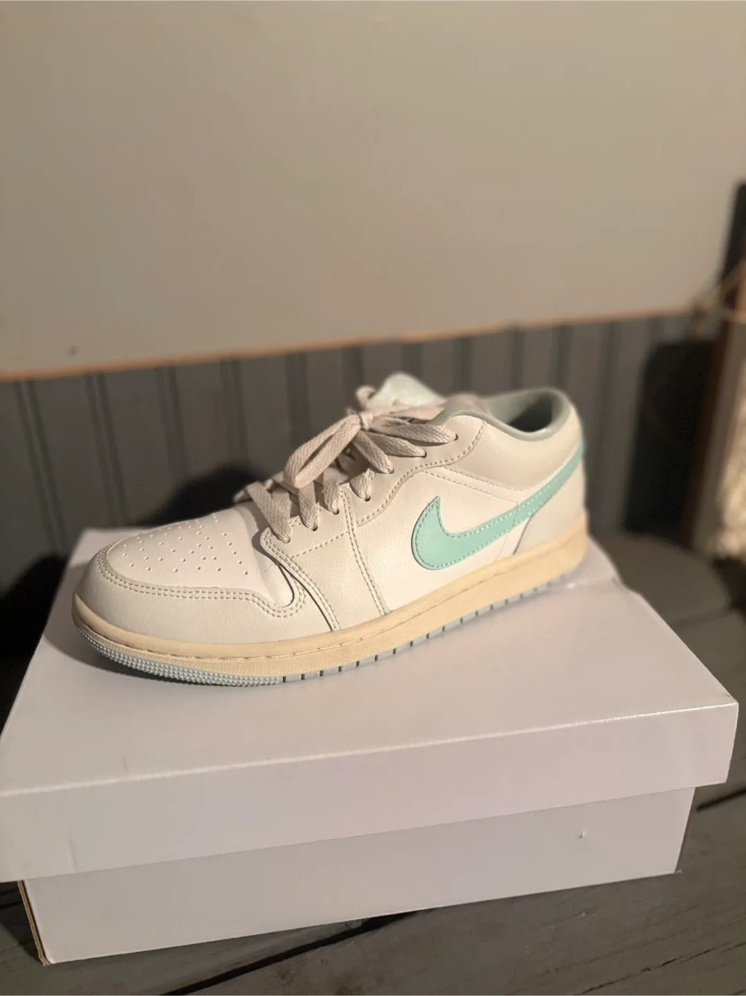 Women’s Jordans size 9 image indicator(3)