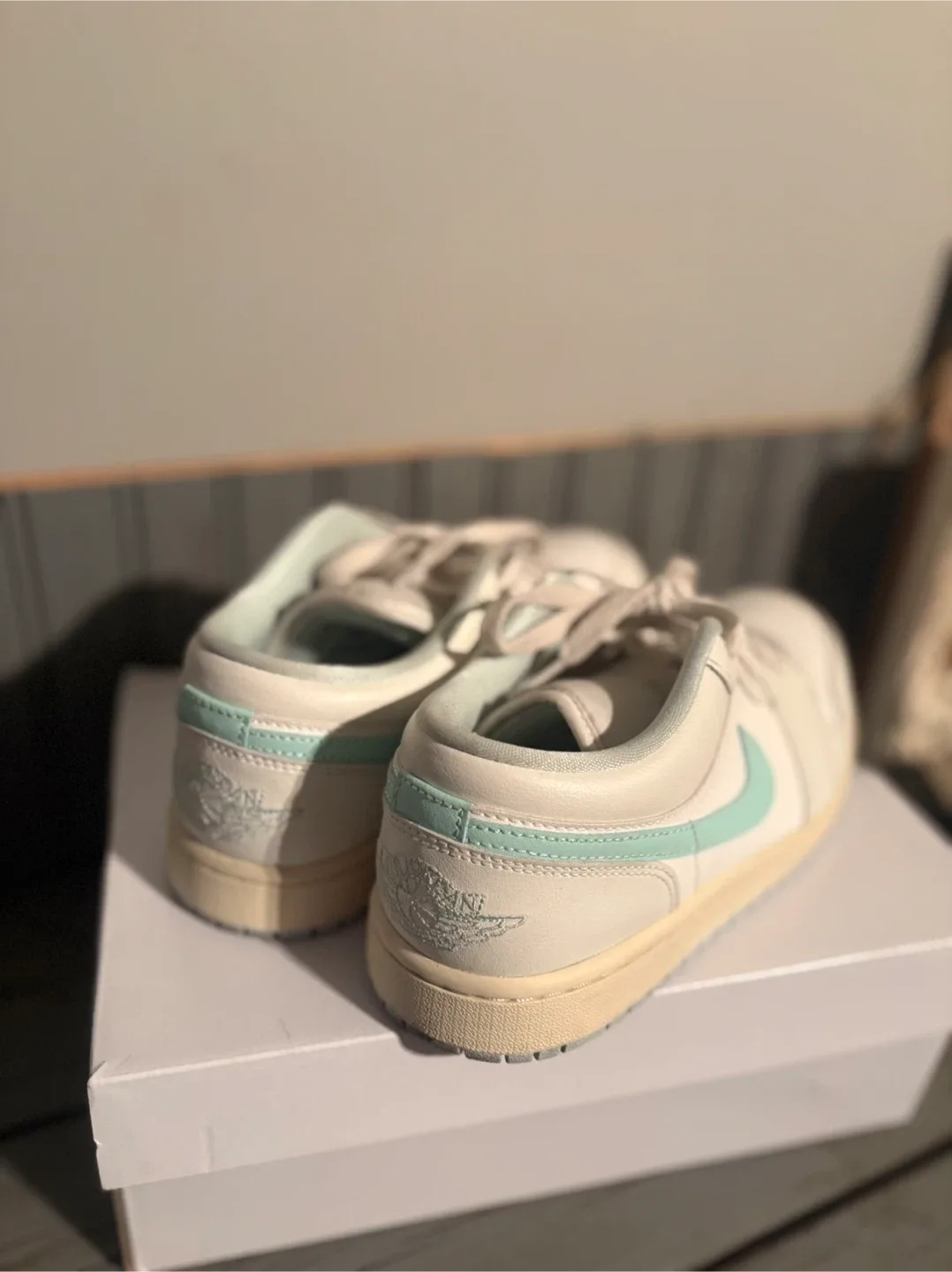 Women’s Jordans size 9 image indicator(5)