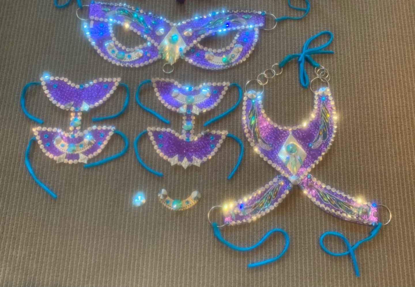 Carnival Costume Set - Feather Headdress & More image indicator(6)