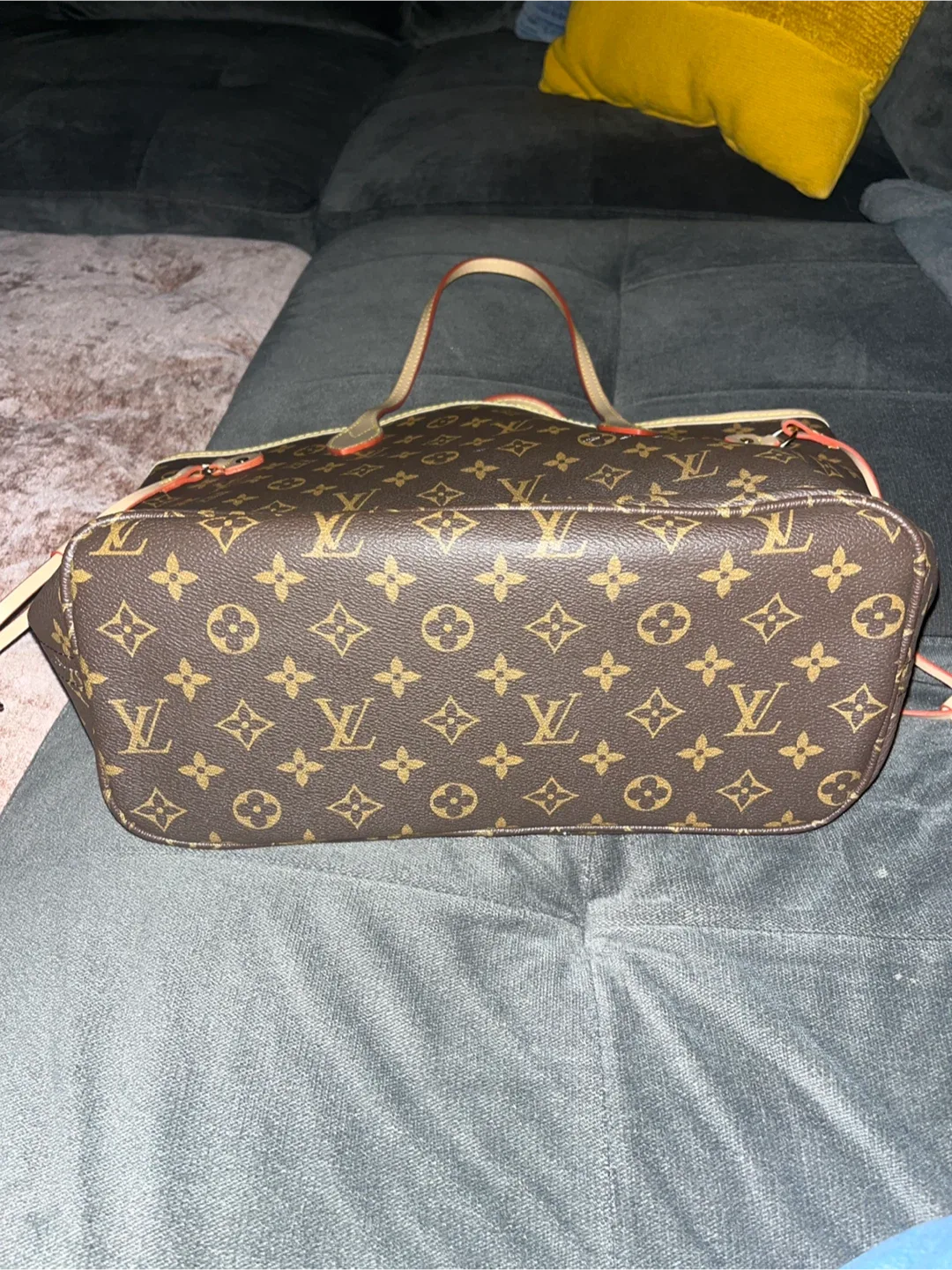 GORGEOUS DESIGNER INSPIRED TOTE & POCHETTE INCLUDED IN PRICE! image indicator(4)