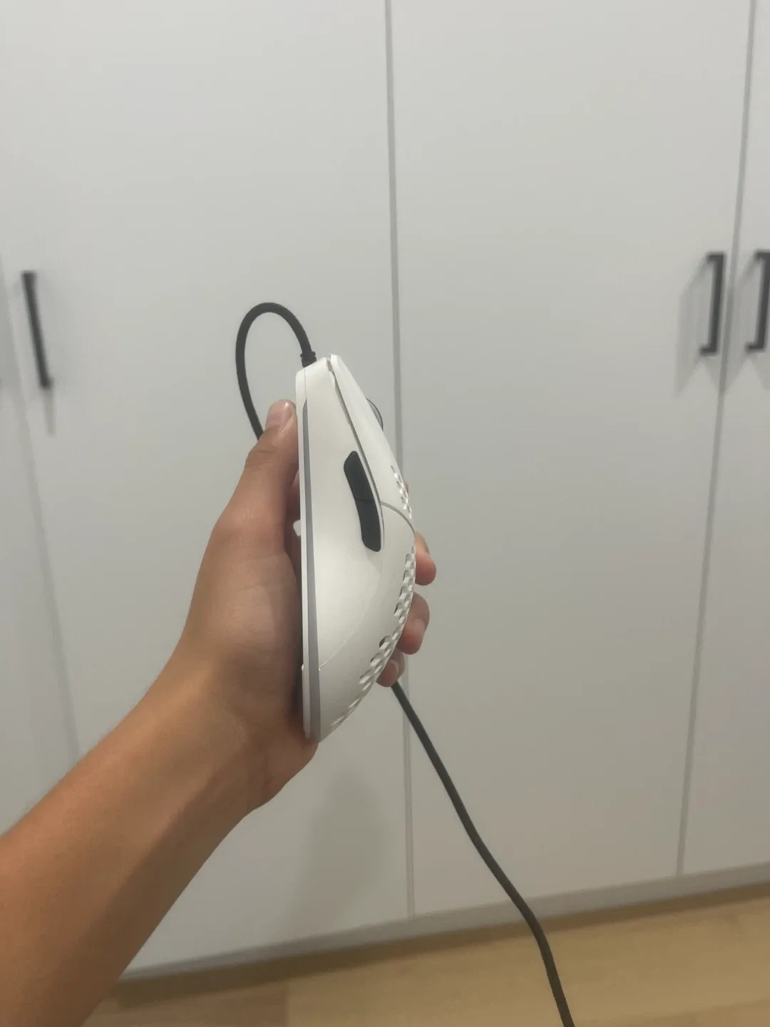 Glorious Model O Gaming Mouse - White image indicator(2)