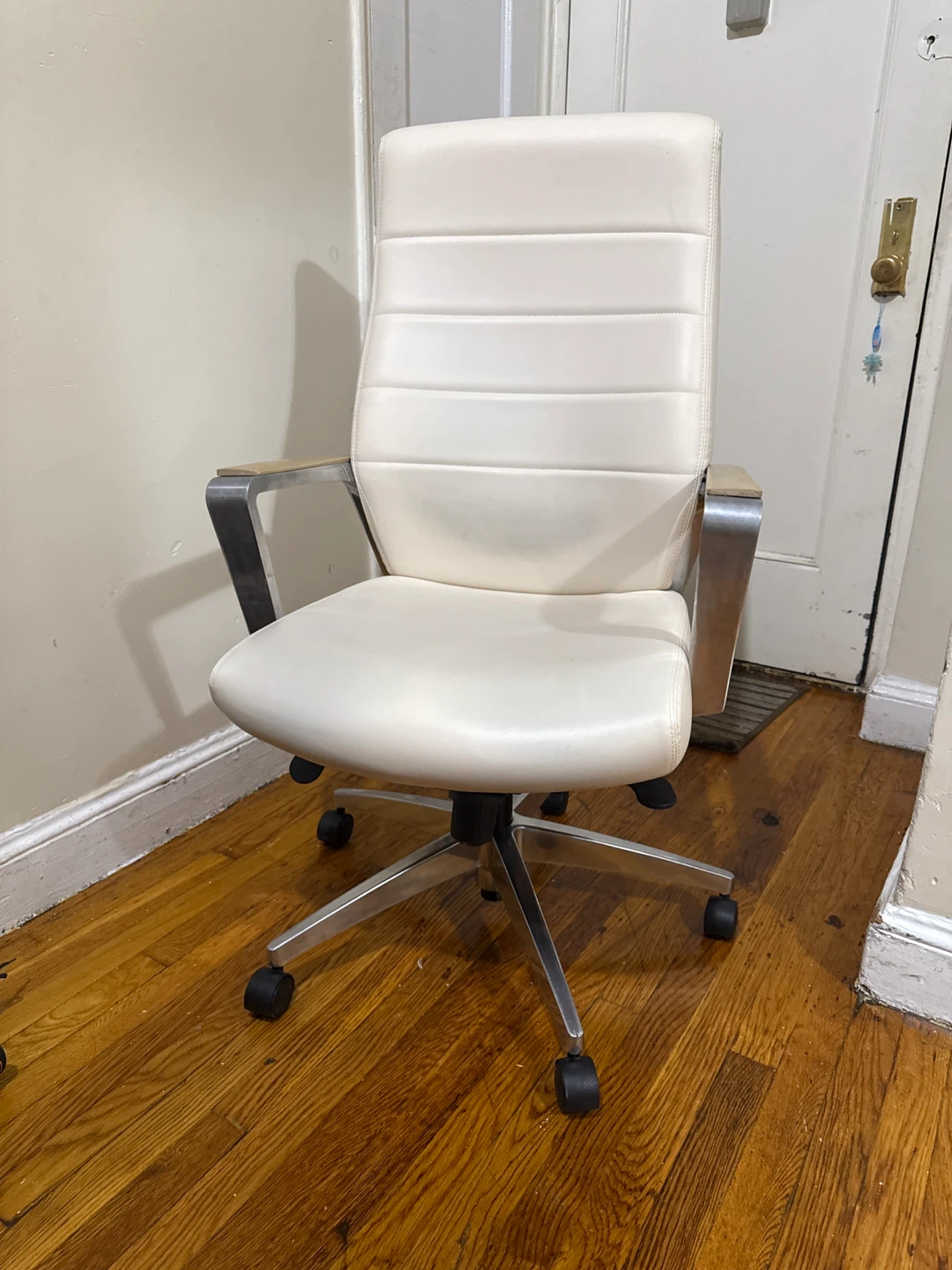 Una silla mesa de vidrio para la sala