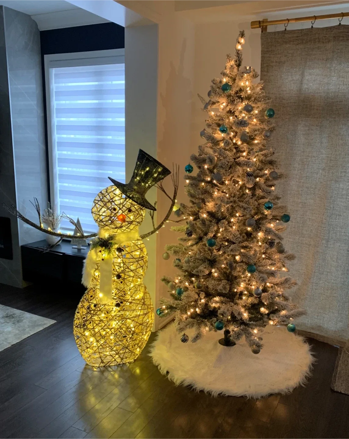 Ashland 7.5' Pre-Lit Vermont Pine Flocked Artificial Tree image indicator(4)