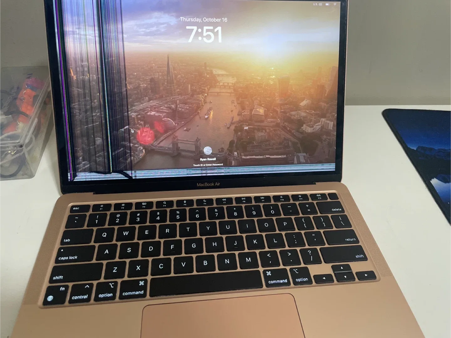 Apple MacBook Air - Broken Screen image indicator(2)