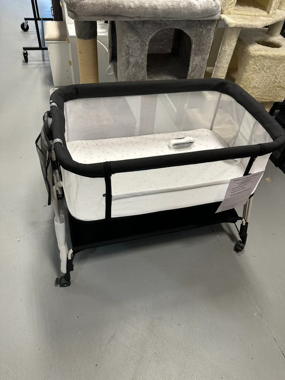 HALO BassiNest Swivel Sleeper - Excellent Condition! thumbnail