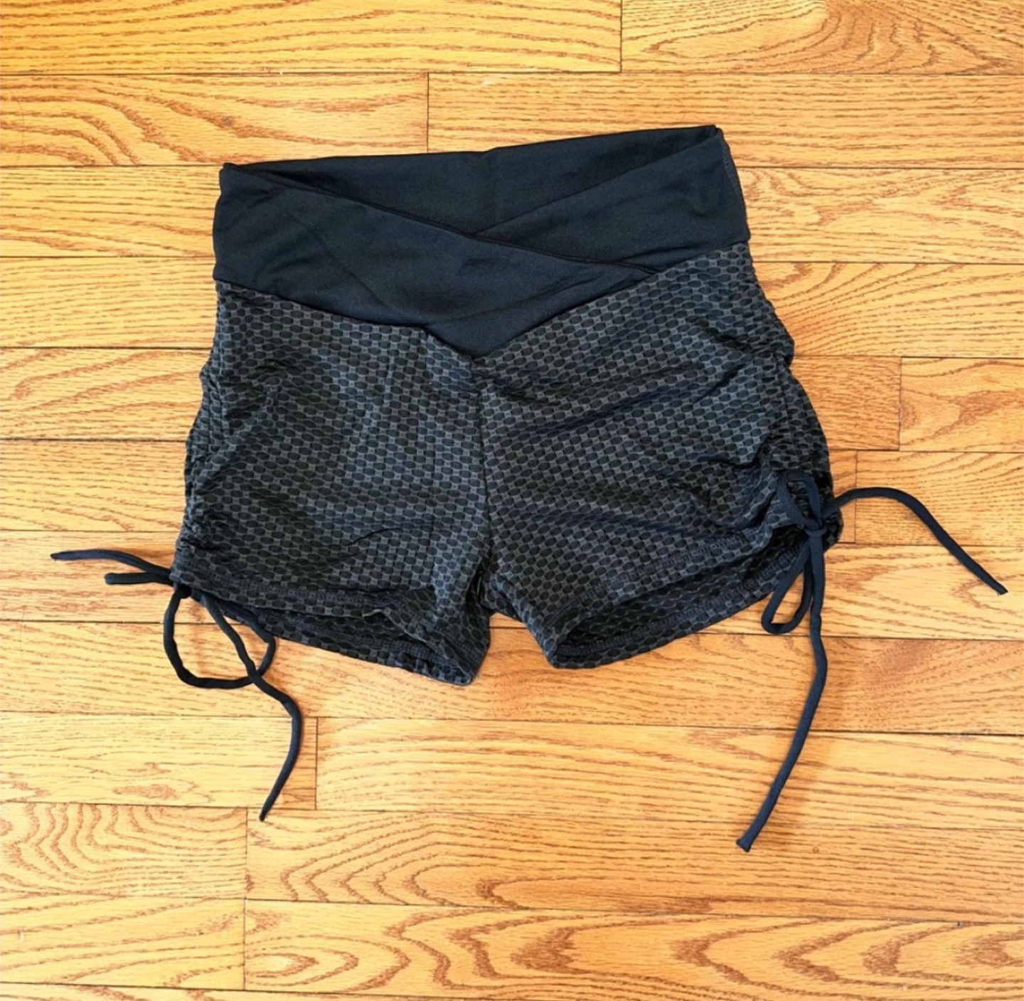 Scrunch Booty Shorts Size Medium - photo 5