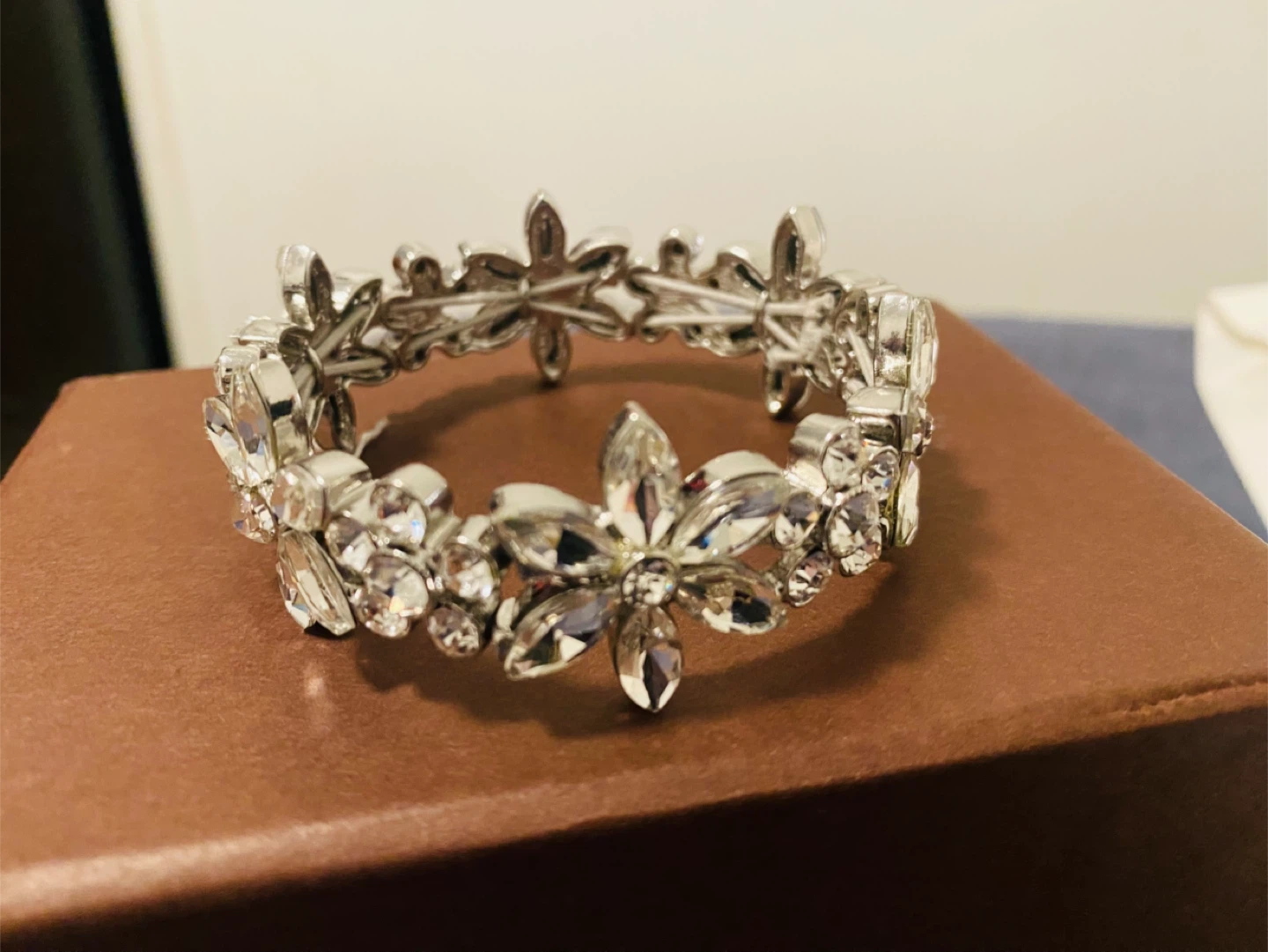 New Silver Tone  Flower Stretch Bracelet