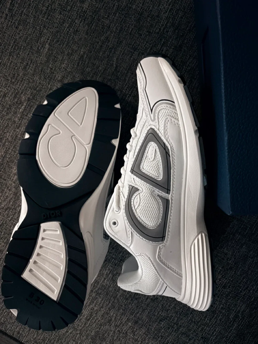 Dior b30 size 9.5 image indicator(4)