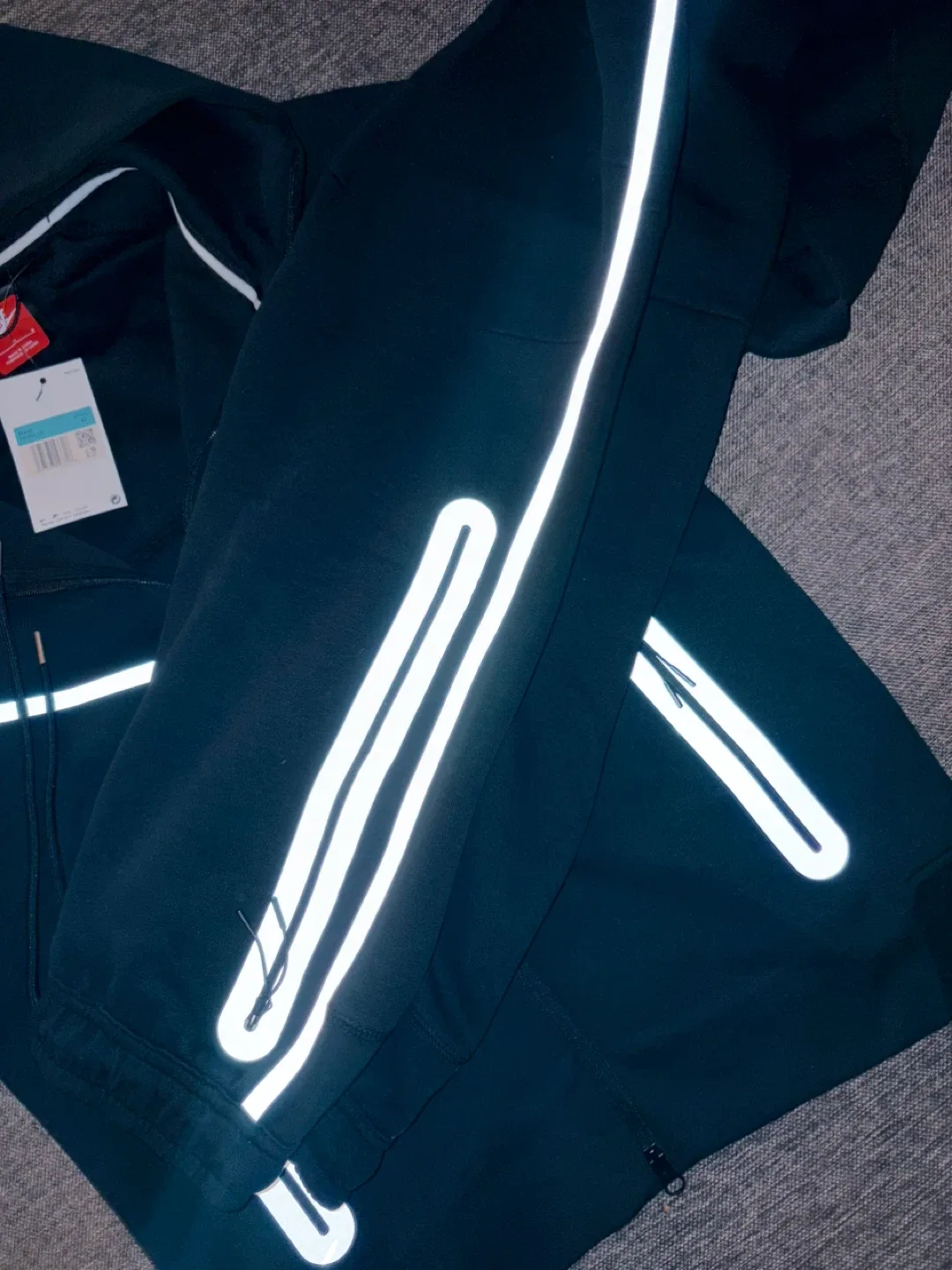 Reflective Nike tech size small men’s image indicator(5)