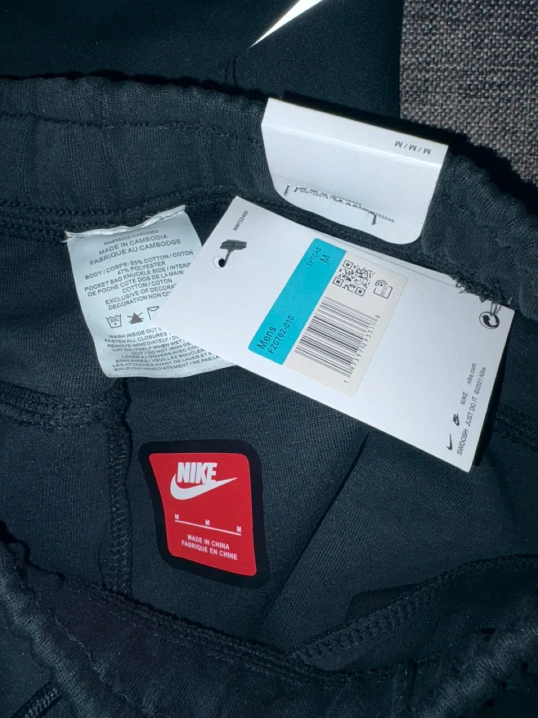 Reflective Nike tech size small men’s image indicator(3)